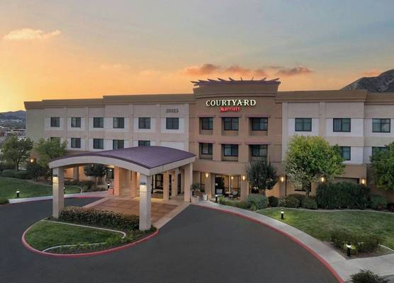 Courtyard by Marriott Santa Clarita Valencia 1