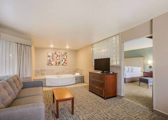 Best Western Harbour Pointe Lakefront 1