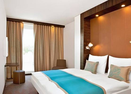 Motel One Salzburg-Mirabell 1