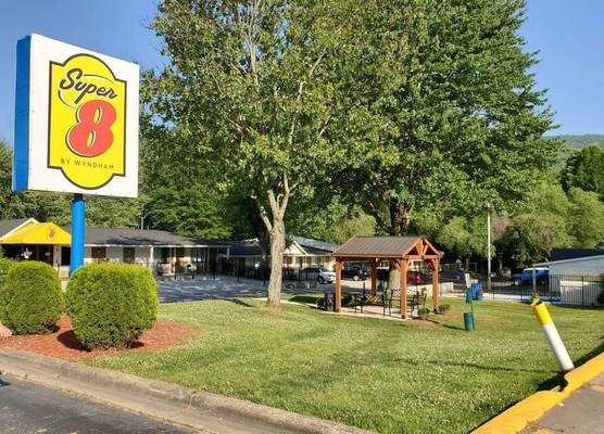 Super 8 by Wyndham Asheville/Biltmore 1