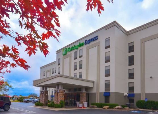 Holiday Inn Express & Suites FAYETTEVILLE-UNIV OF AR AREA by IHG 1