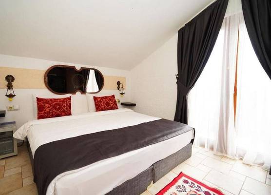 Cicerone Lodge Hotel 1