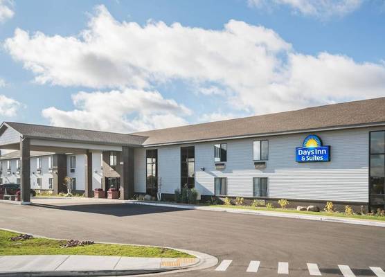 Days Inn & Suites by Wyndham Wausau 1