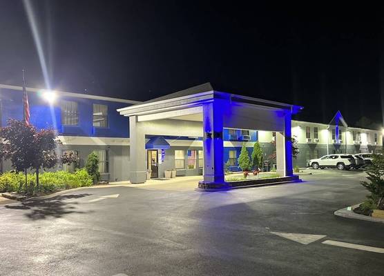 Days Inn by Wyndham Great Lakes Naval Base 1