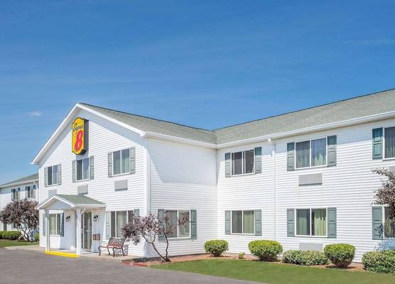 Super 8 by Wyndham Canandaigua 1