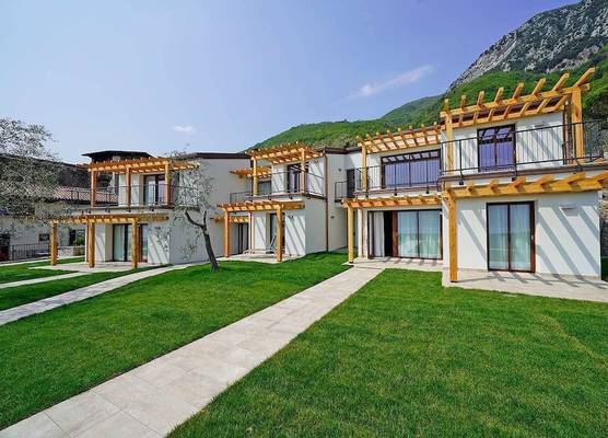 Residence Dany appartamenti con cucina vista lago piscina e parcheggio 1
