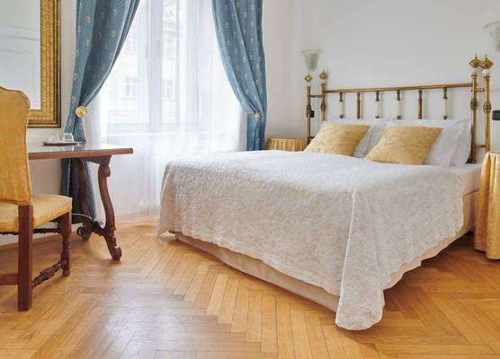Charles Bridge Palace 1