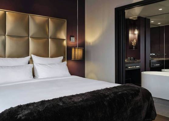 Roomers Frankfurt Central, Autograph Collection 1