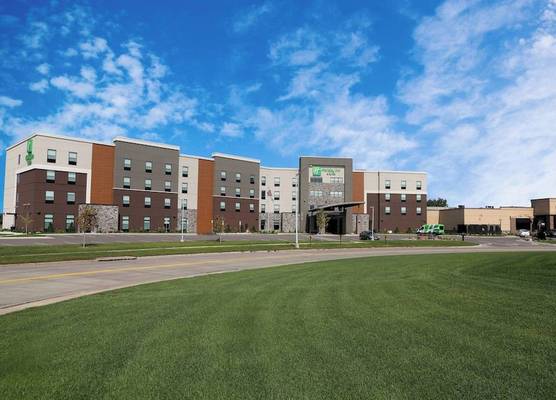 Holiday Inn & Suites SIOUX FALLS - AIRPORT by IHG 1