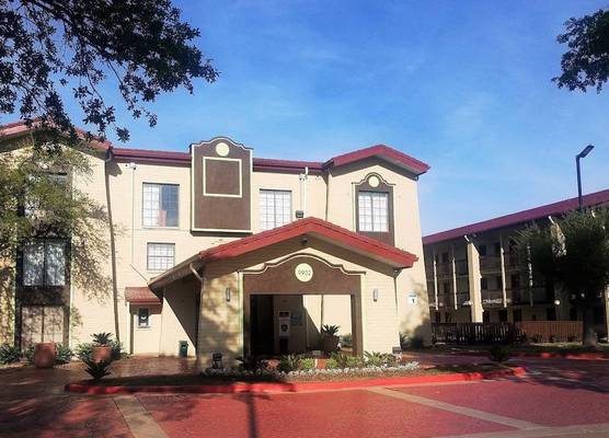 Red Roof Inn & Suites Houston- Hobby Airport 1