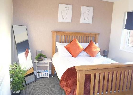 Nottingham 5-br, Sleeps 11 w/ Garden & Parking 1