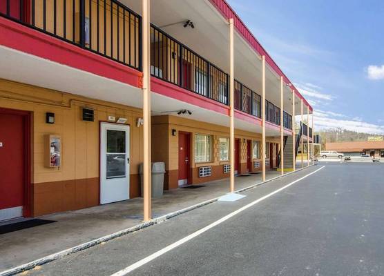 Econo Lodge Near Motor Speedway 1