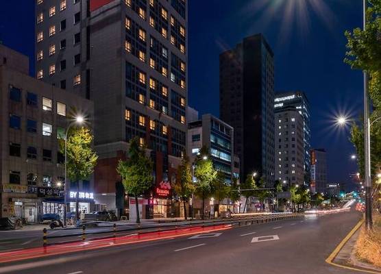 Ramada by Wyndham Seoul Dongdaemun 1