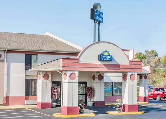 Days Inn & Suites by Wyndham Youngstown / Girard Ohio 1