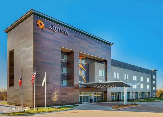 La Quinta Inn & Suites by Wyndham Lewisville 1
