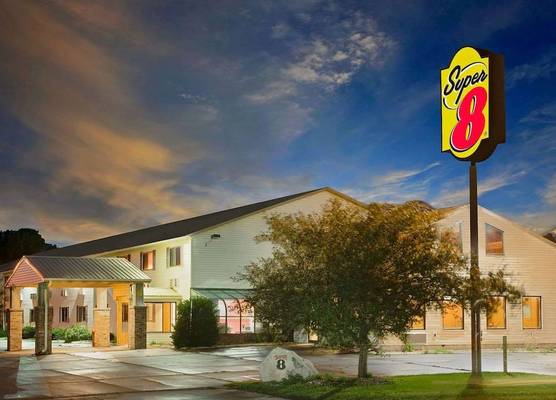 Super 8 by Wyndham Iowa Falls 1