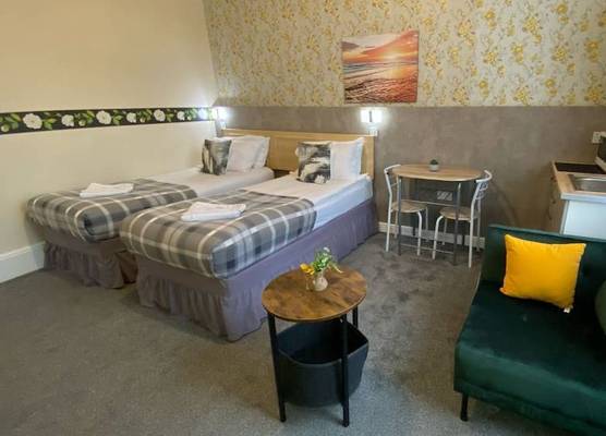Spacious First-Floor Super King or Twin Studio Apartment with Free Parking 1