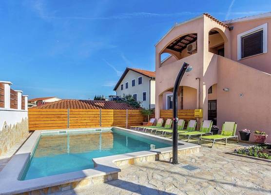 Apartment in Liznjan With Pool and Terrace 1