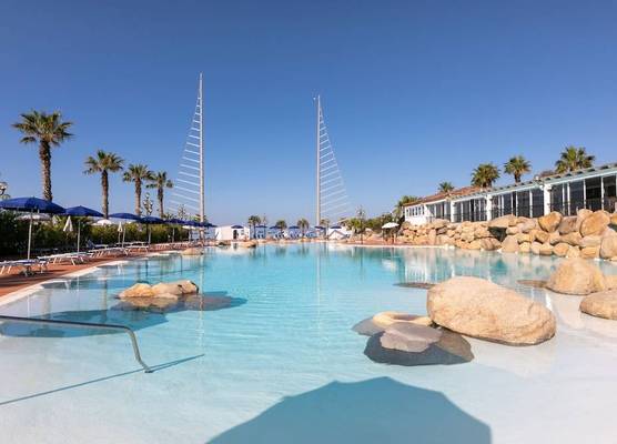 Phi Hotel Sighientu 1