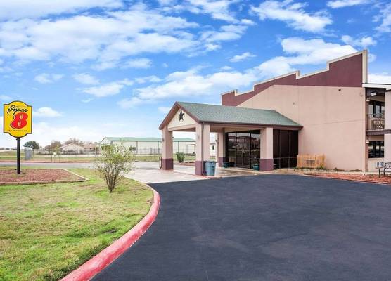 Super 8 by Wyndham Giddings 1