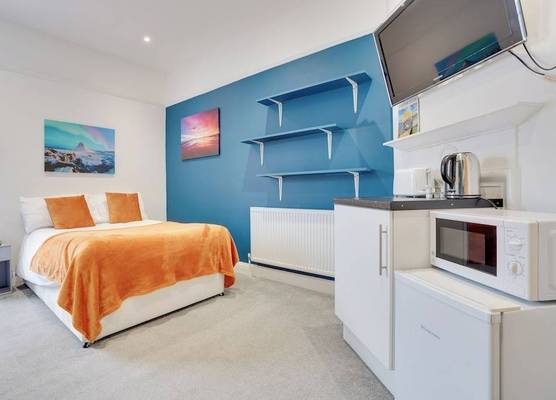 Homesly Guest Rooms, Comfortable En-suite Guest Rooms with Free Parking and Self Check-in 1
