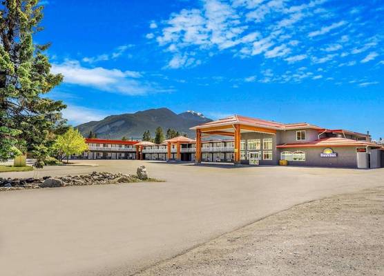 Days Inn by Wyndham Golden 1