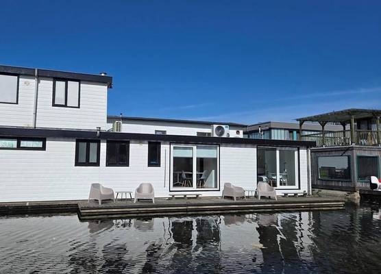 HouseBoat the NEW LAKE 1