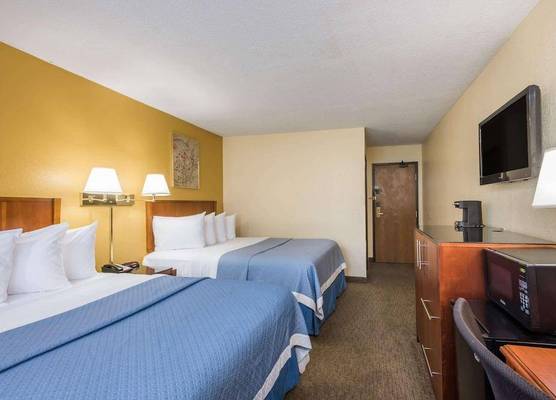 DAYS INN BY WYNDHAM GREENFIELD 1