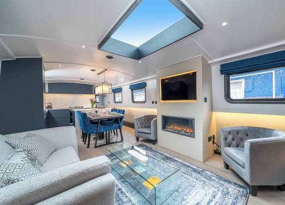 Elegant houseboat near Canary Wharf 1