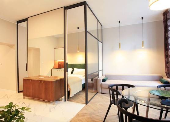 Faust and Mona Lisa Apartments 1