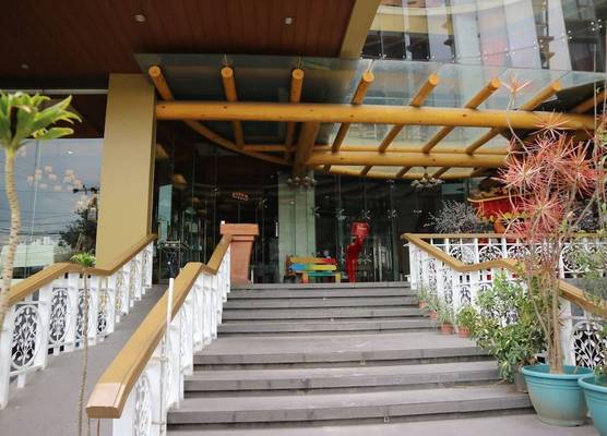 Paragon Hotel and Suites 1