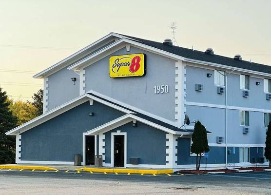 Super 8 by Wyndham Benton Harbor St Joseph 1