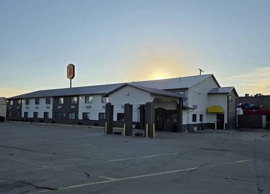 Super 8 by Wyndham Newton 1