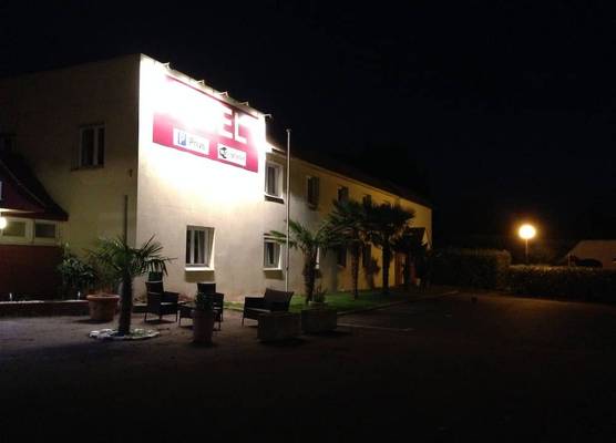 Garden's Hotel 1