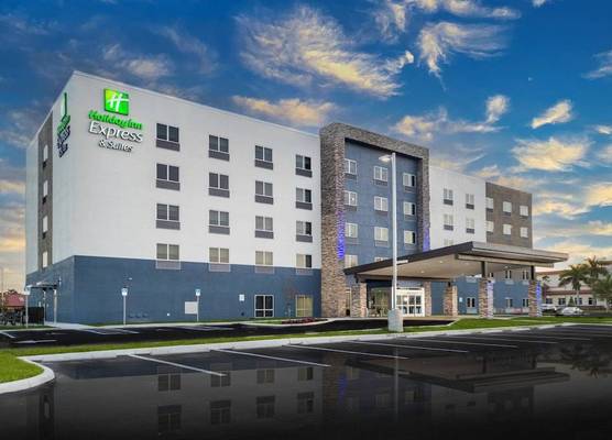 Holiday Inn Express & Suites FORT MYERS AIRPORT by IHG 1