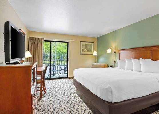 Beachfront Hotel Houghton Lake 1