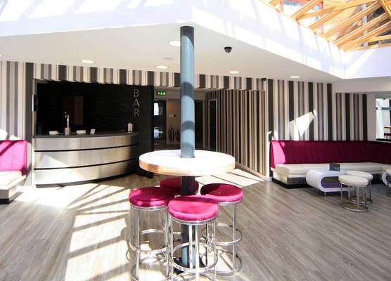 Damon’s Hotel 1