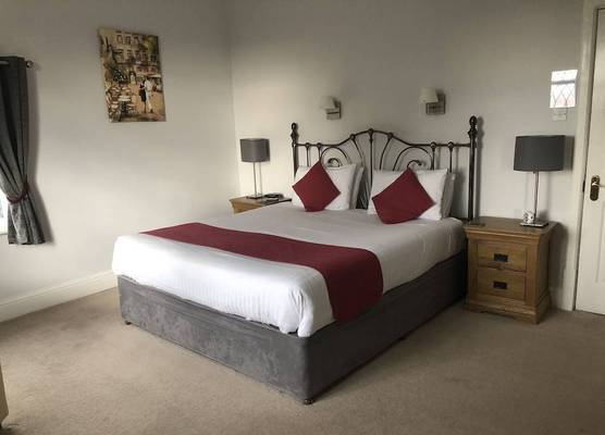 Trumbles Gatwick B&B, Peaceful Stay with Parking & Easy Airport Access 1