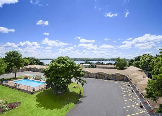 Super 8 by Wyndham Brockville 1