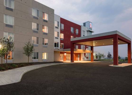 Motel 6 Airdrie 1