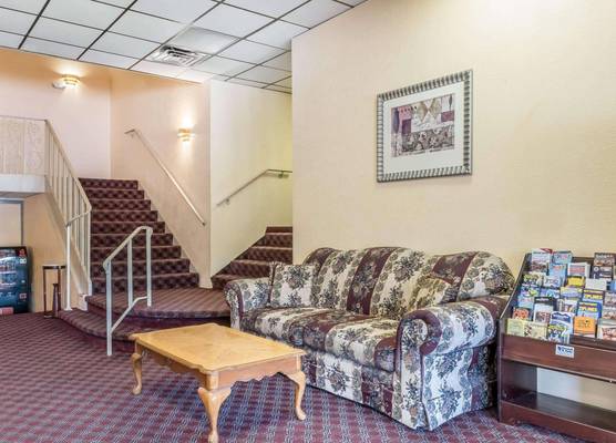 Econo Lodge Airport 1