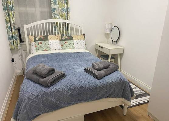 Slough - Sleeps 3 - PetFriendly - Riverside - Bay 1