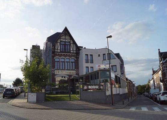 Fly inn Hotel Lounge & Nezzo Restaurant 1