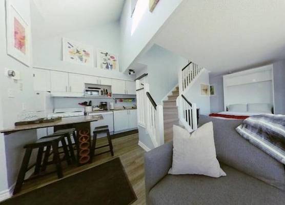 Artistic Hillside Loft 1
