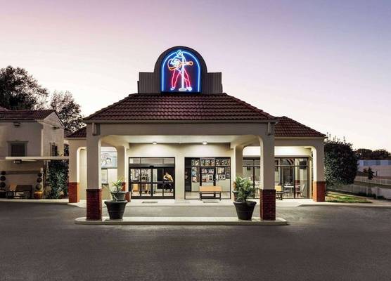 Days Inn by Wyndham Memphis at Graceland 1