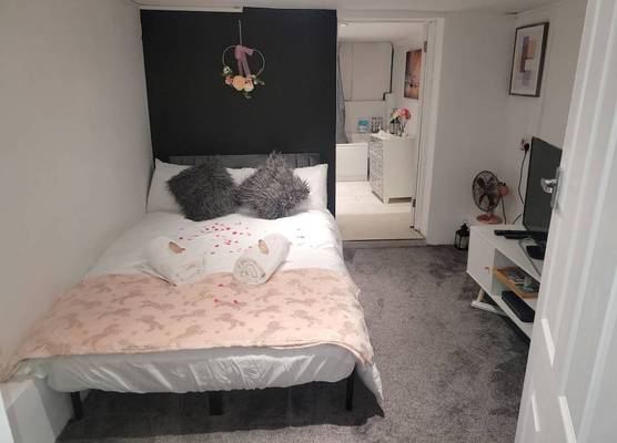 Hidden Treasure- 2 Beds Sleeps 3 Gillingham 1