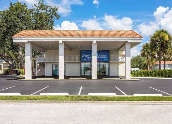 Travelodge by Wyndham Orlando Lake Buena Vista South 1
