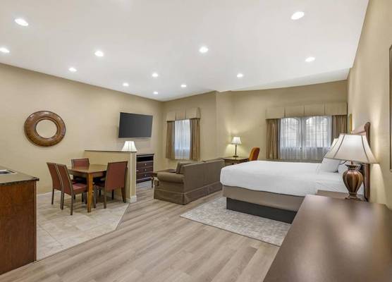 Best Western PLUS Vineyard Inn and Suites 1