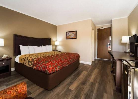Perry Inn & Suites National Fairground I 75 1