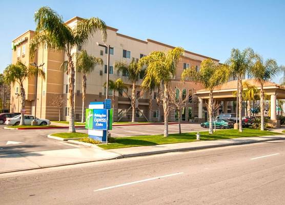 Holiday Inn Express & Suites BAKERSFIELD CENTRAL by IHG 1